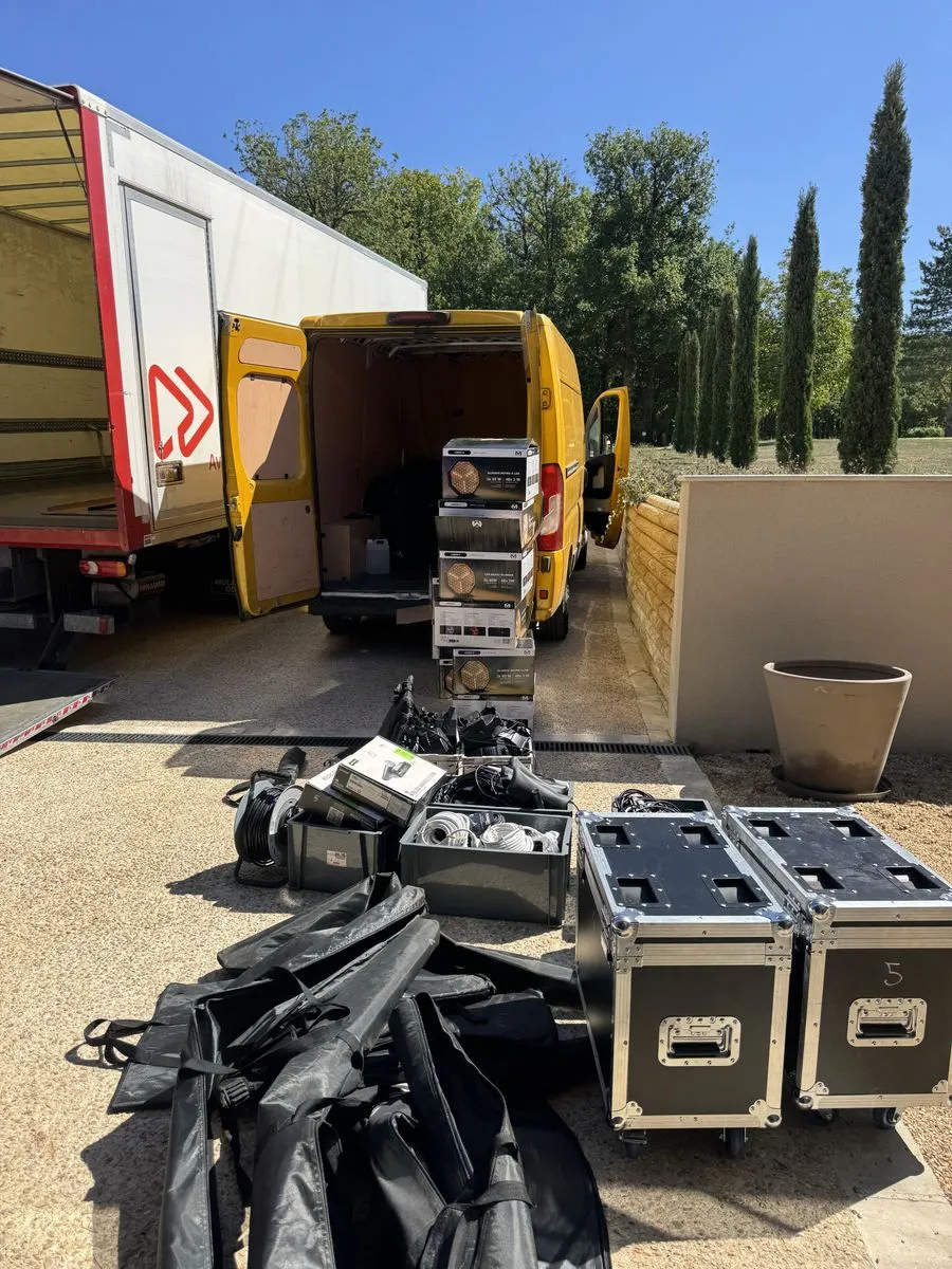 Déchargement des flight cases et du matériel devant le lieu de réception