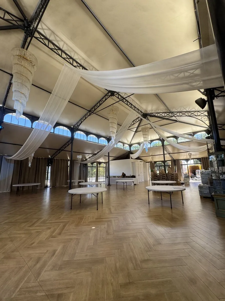 La salle de réception vide, parquet et voilages au plafond