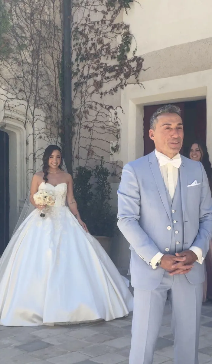 Le père de la mariée la découvre avant la cérémonie
