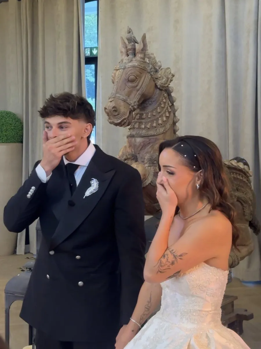 Léane et Maël, émus, découvrent la salle de réception