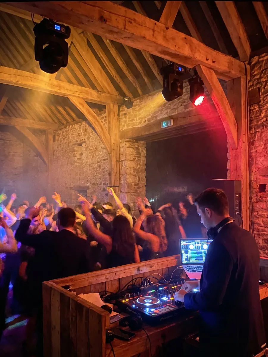 Le DJ aux platines devant la piste de danse