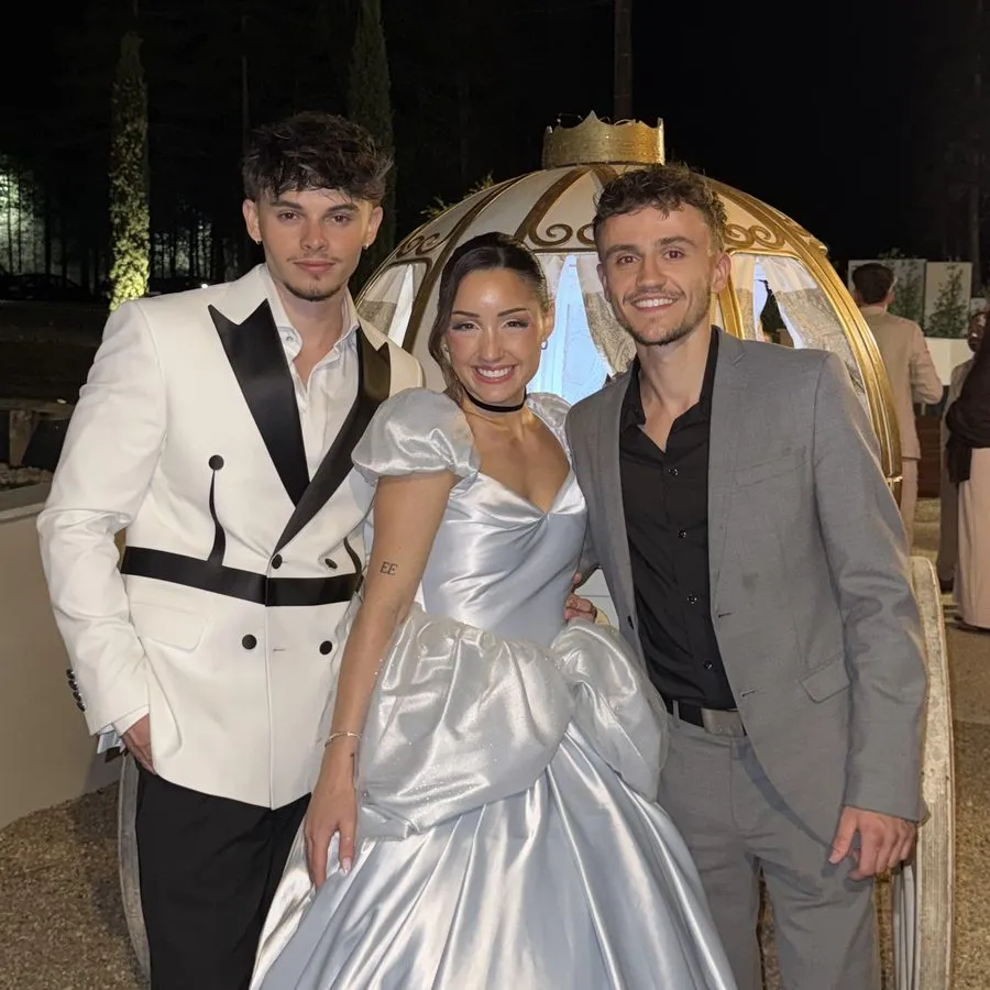 Georges avec Léane et Maël devant le carrosse, le soir de leur mariage