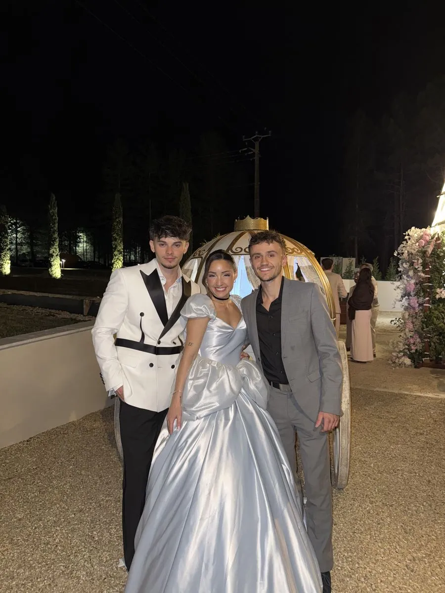 Georges avec Léane et Maël devant un carrosse illuminé, le soir de leur mariage